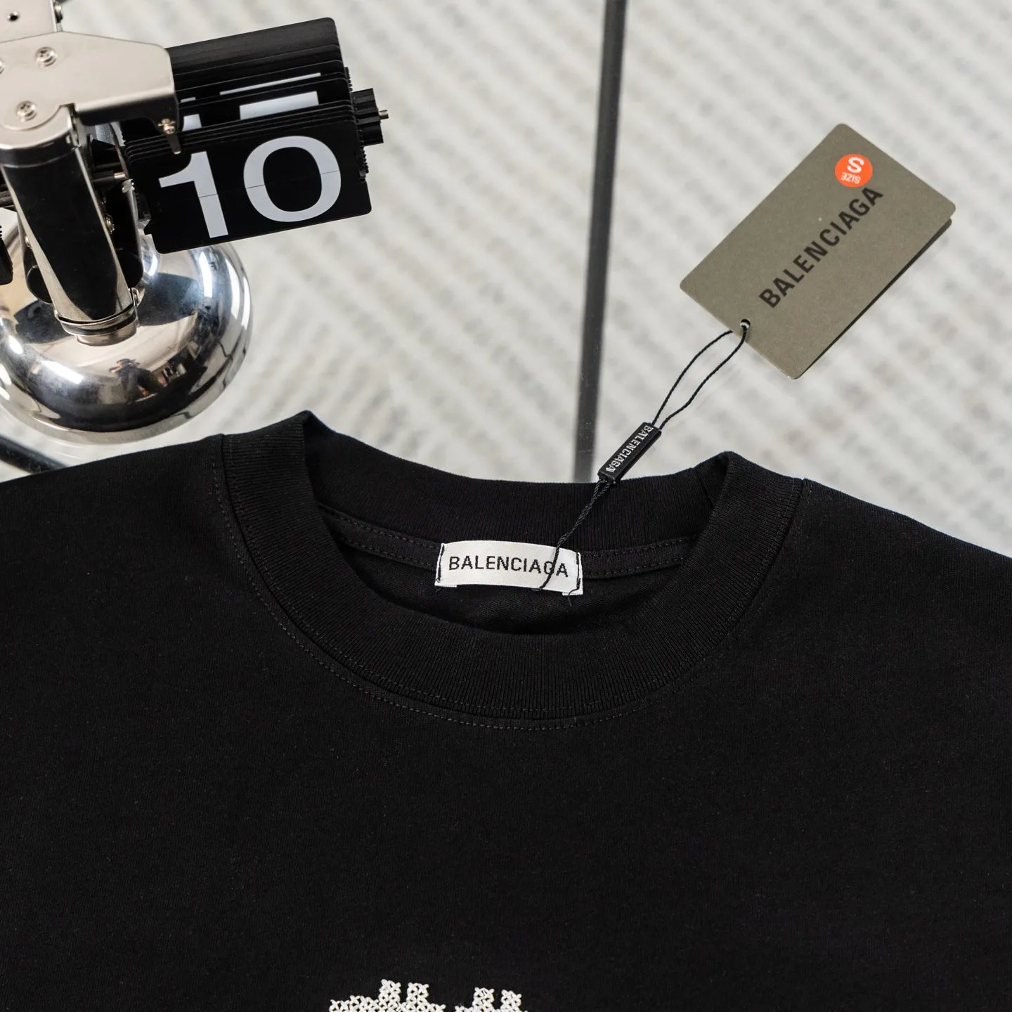 Balenciaga 26ss T T 。 • ： ， Red ， ； Same Style ， Black ， ， 。 • ： ， ， ； ， Breathable， 。 ： 、 ， ， ， 、 ， Versatile 。 Size：s—xl ：Black White